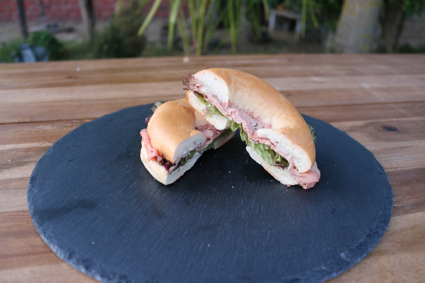 Bild von Halbe Bagels - Roastbeef I Remoulade I Salat