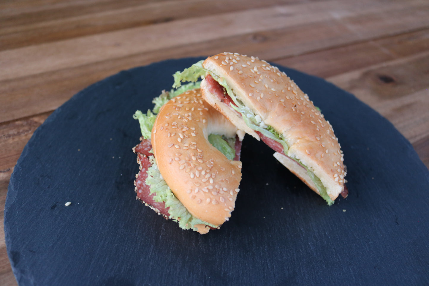 Halbe Bagels - Salami I Remoulade I Salat