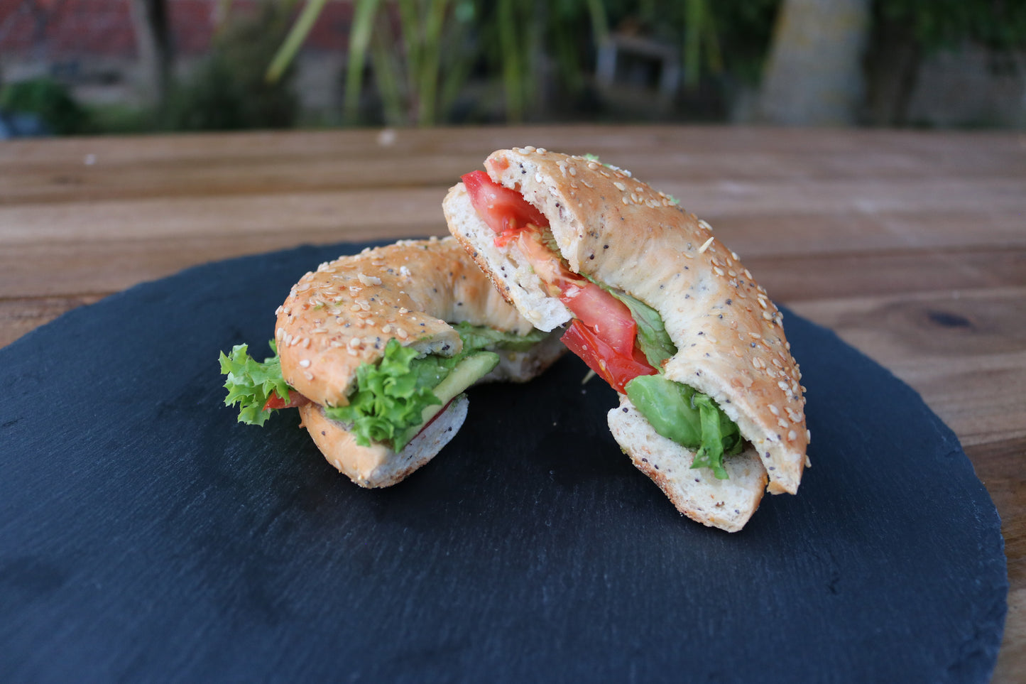 Bild von Halbe Bagels - Avocado I Tomate I Kräutersalz