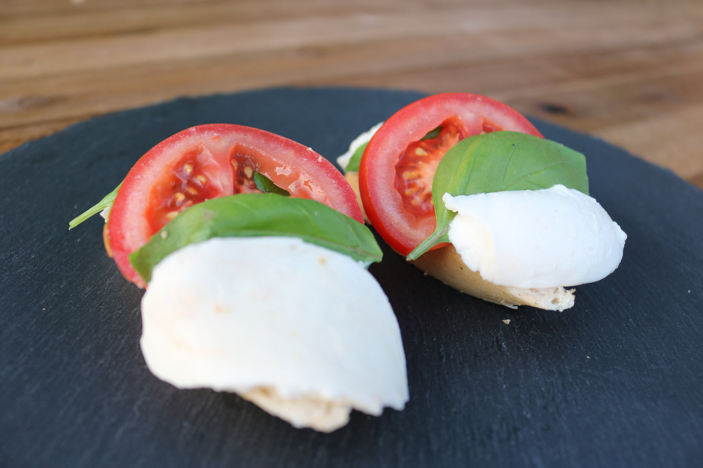 Canapes - Tomate I Mozzarella I Kräutersalz