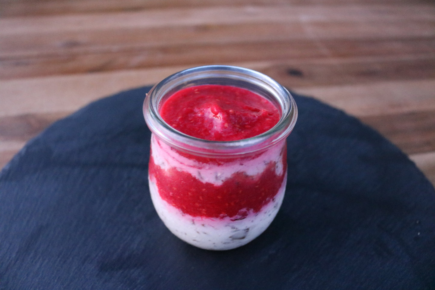 Bild von Desserts - Stracciatella Creme I Himbeerpüree