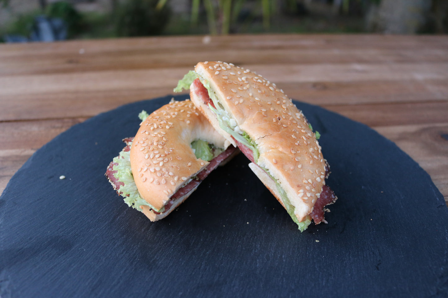 Bild von Halbe Bagels - Salami I Remoulade I Salat