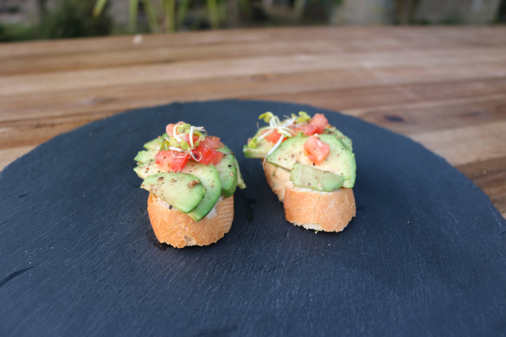 Bild von Canapes - Avocado I Tomate I Kräutersalz