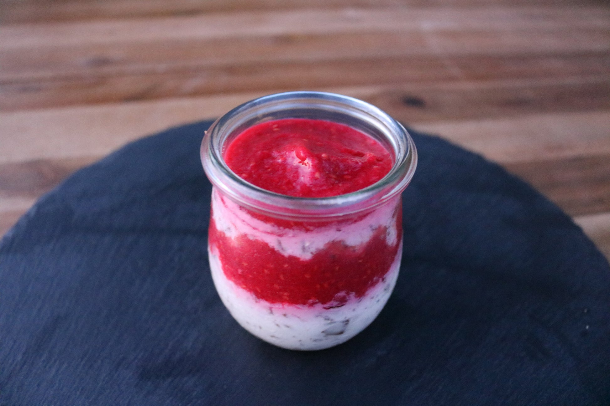 Bild von Desserts - Stracciatella Creme I Himbeerpüree